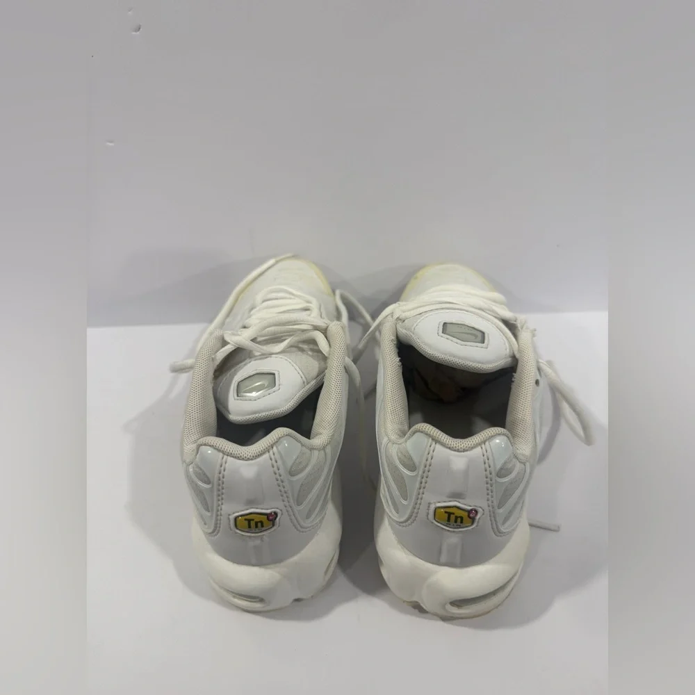 Nike Air Max Plus TN Triple White Sneakers Size 5.5Y / Women’s 7 Used